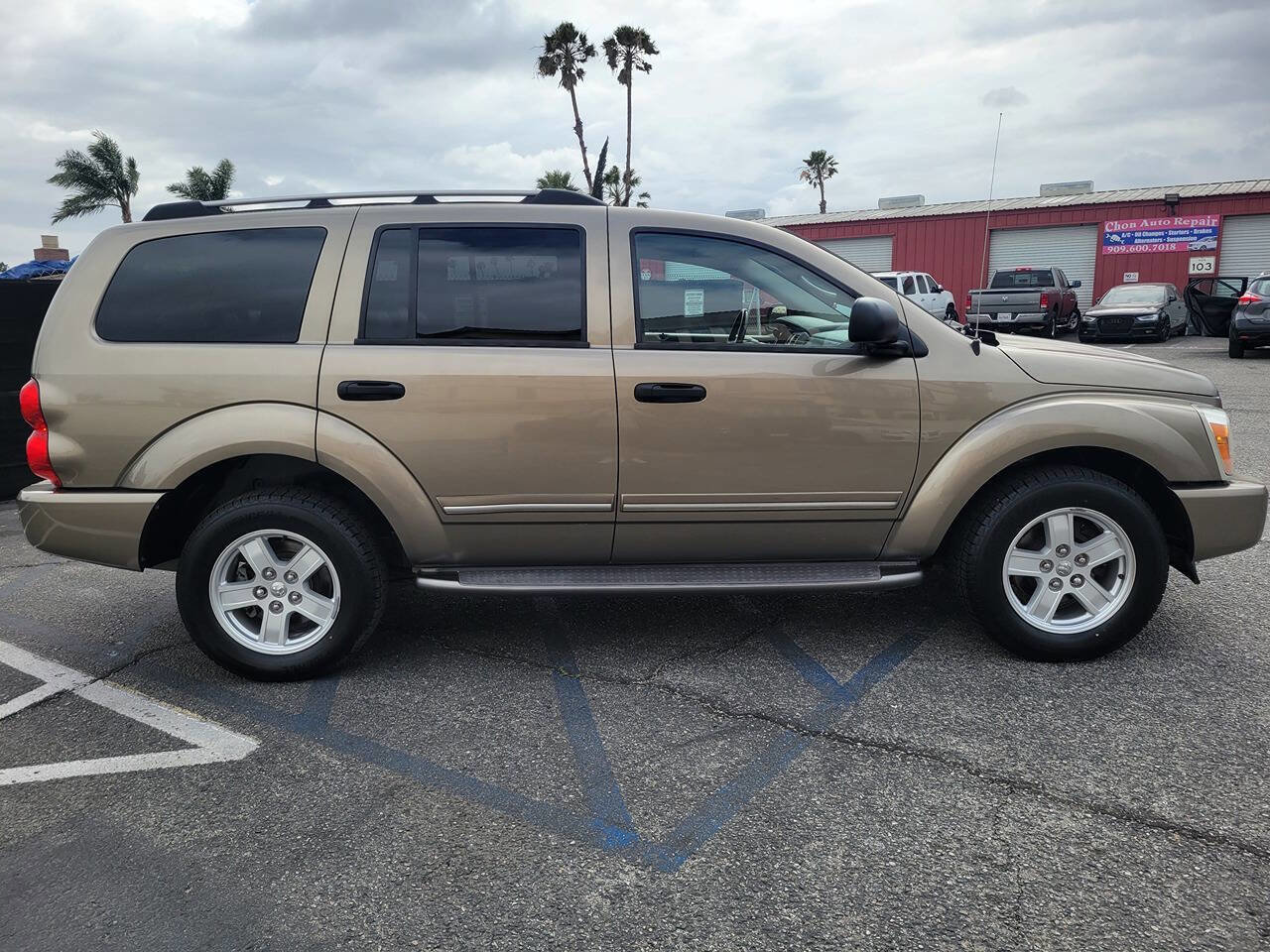 Used 2006 Dodge Durango Limited w/ Trailer Tow Group RWD image 6