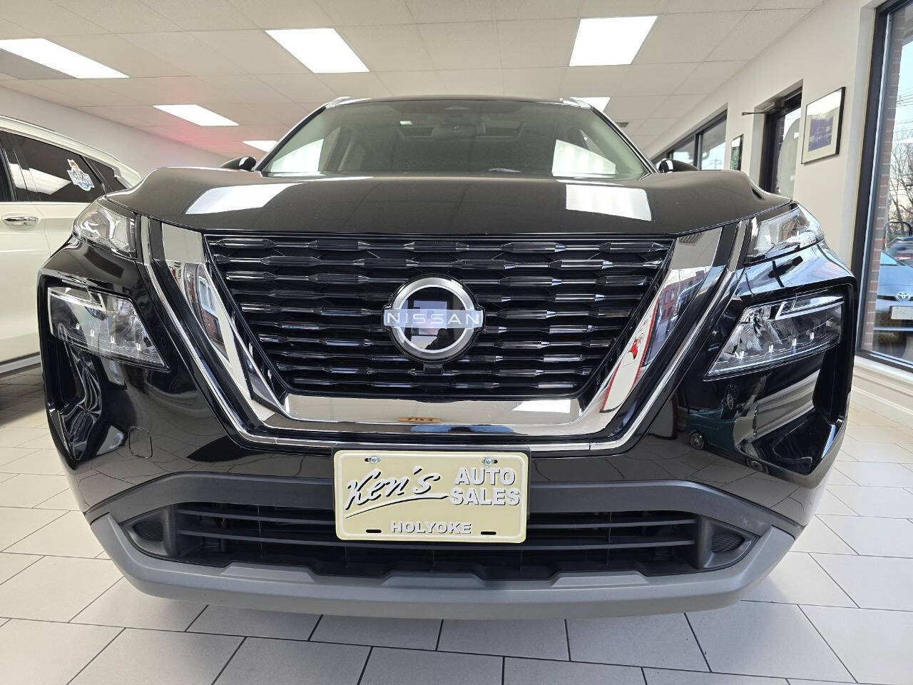 Used 2023 Nissan Rogue SV w/ SV Premium B Package image 5