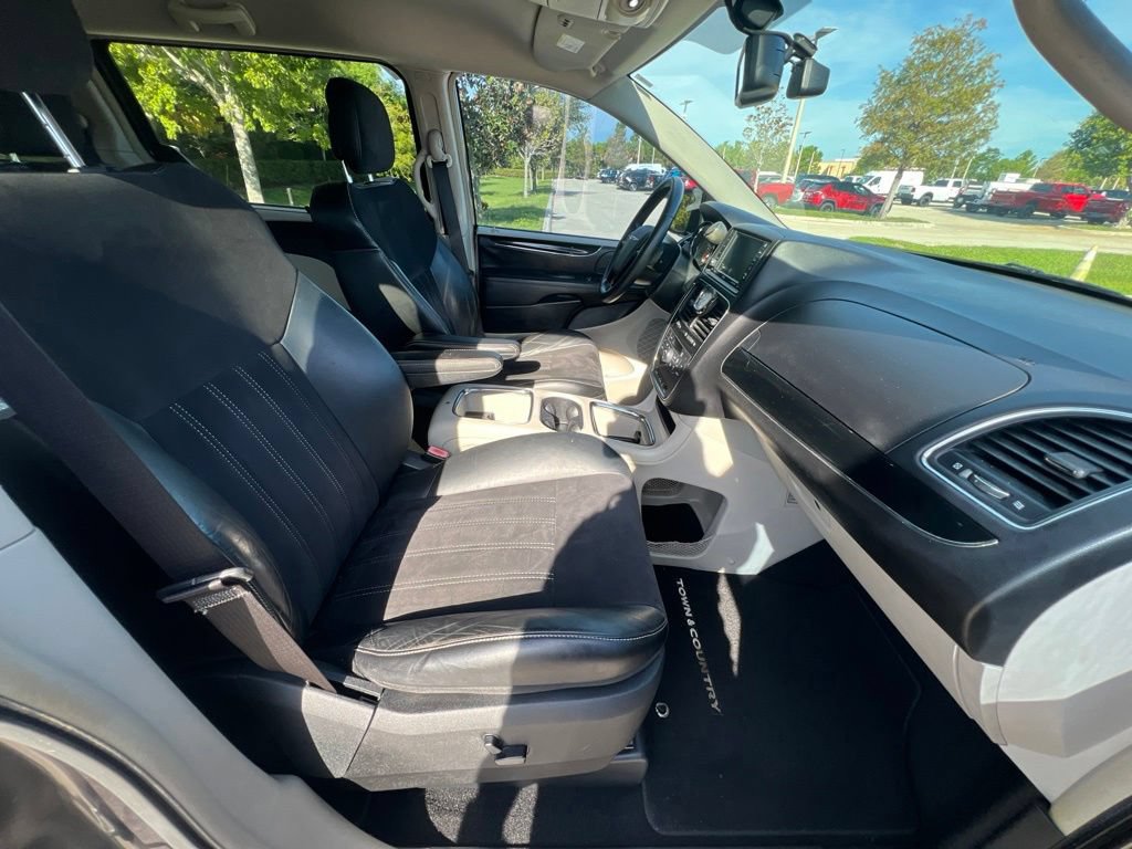 Used 2014 Chrysler Town & Country Touring-L FWD image 28