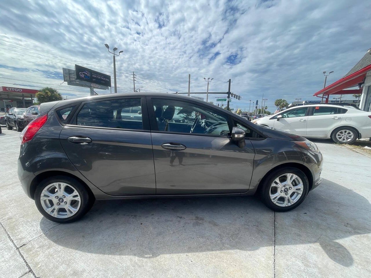 Used 2016 Ford Fiesta SE FWD image 3