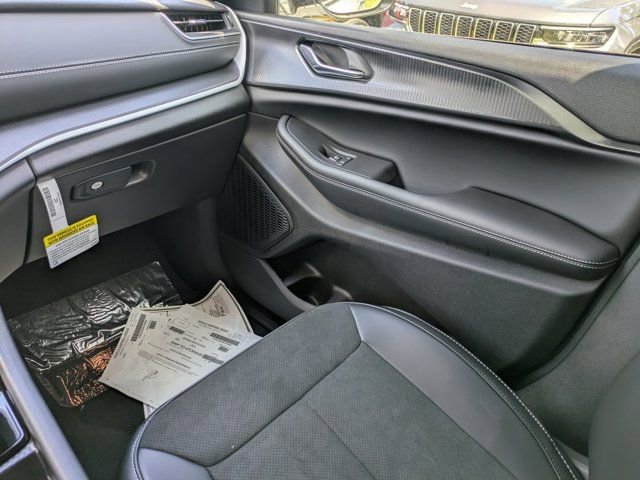 New 2025 Jeep Grand Cherokee Altitude image 15