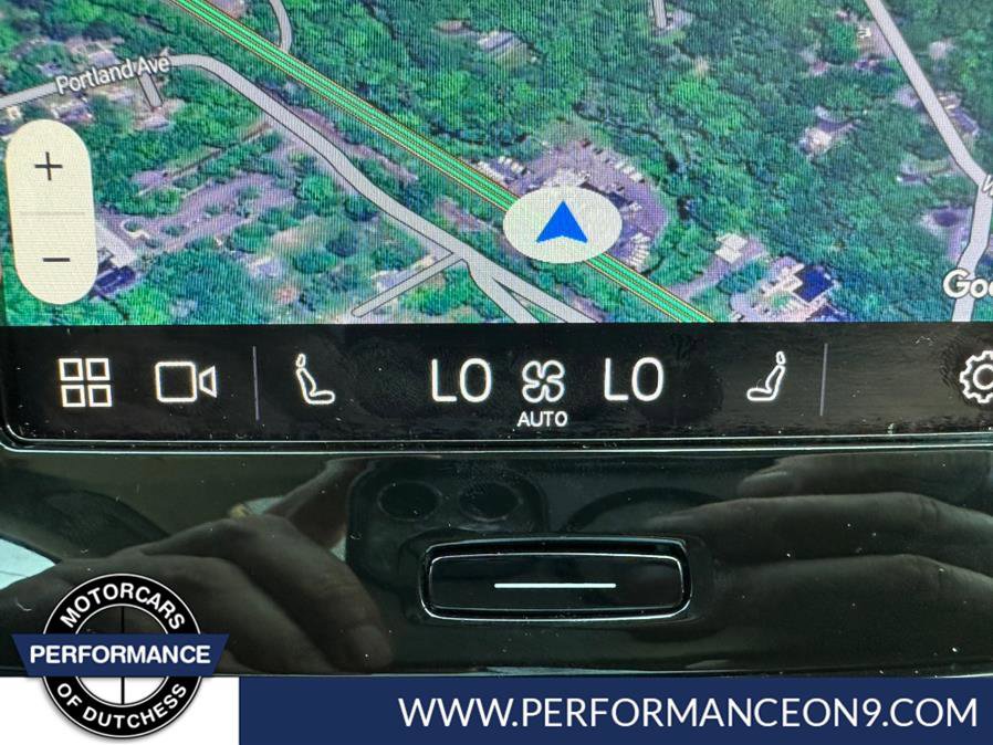 Used 2025 Volvo XC40 B5 Plus image 12