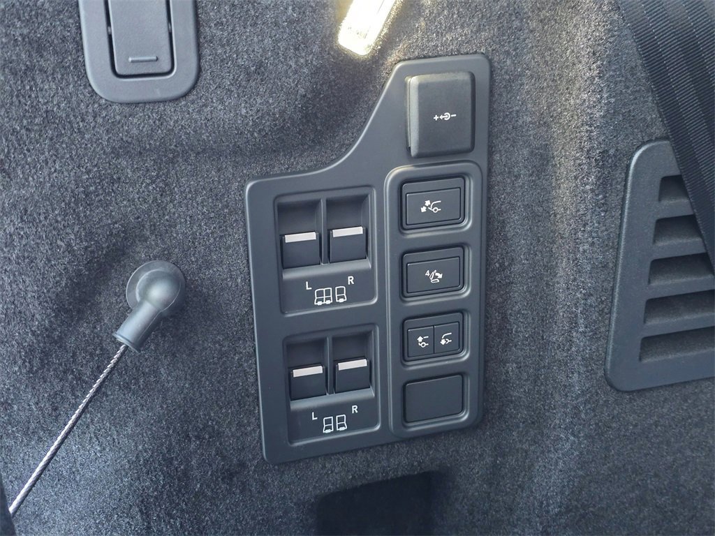 New 2025 Land Rover Discovery Metropolitan Edition image 29