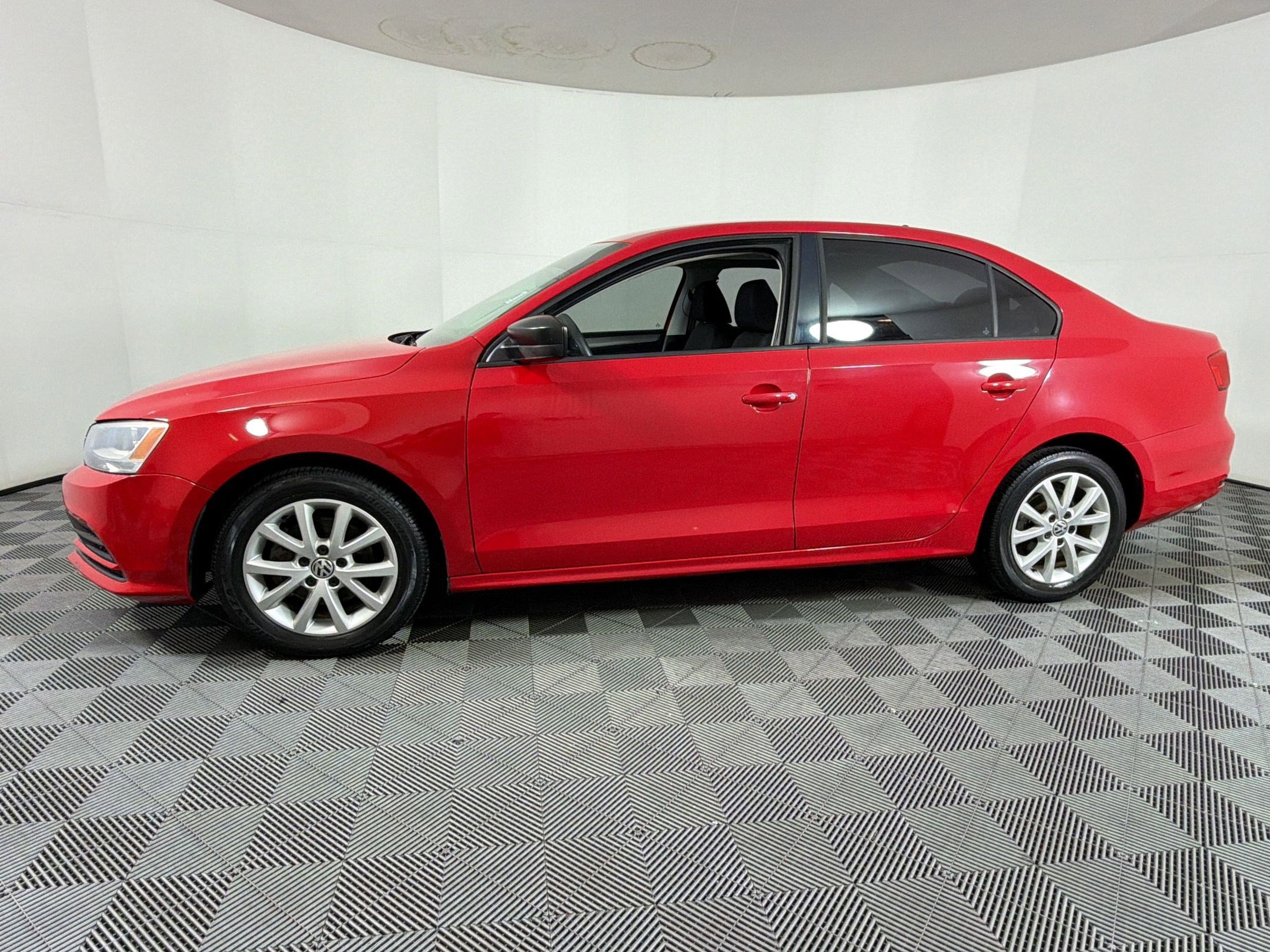 Used 2015 Volkswagen Jetta SE FWD image 2