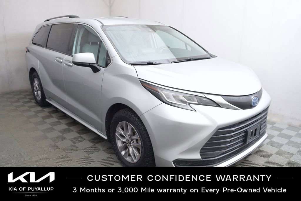 Used 2022 Toyota Sienna LE image 3