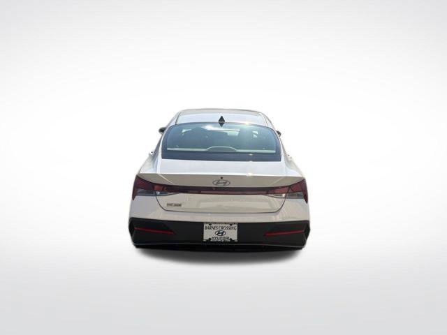 Used 2024 Hyundai Elantra SE FWD image 4