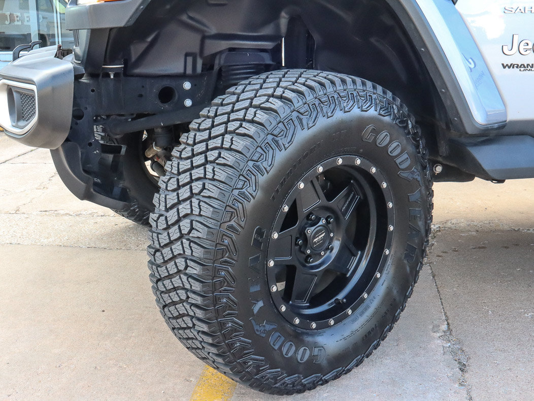 Used 2018 Jeep Wrangler Unlimited Sahara w/ Safety Group AWD/4WD image 16