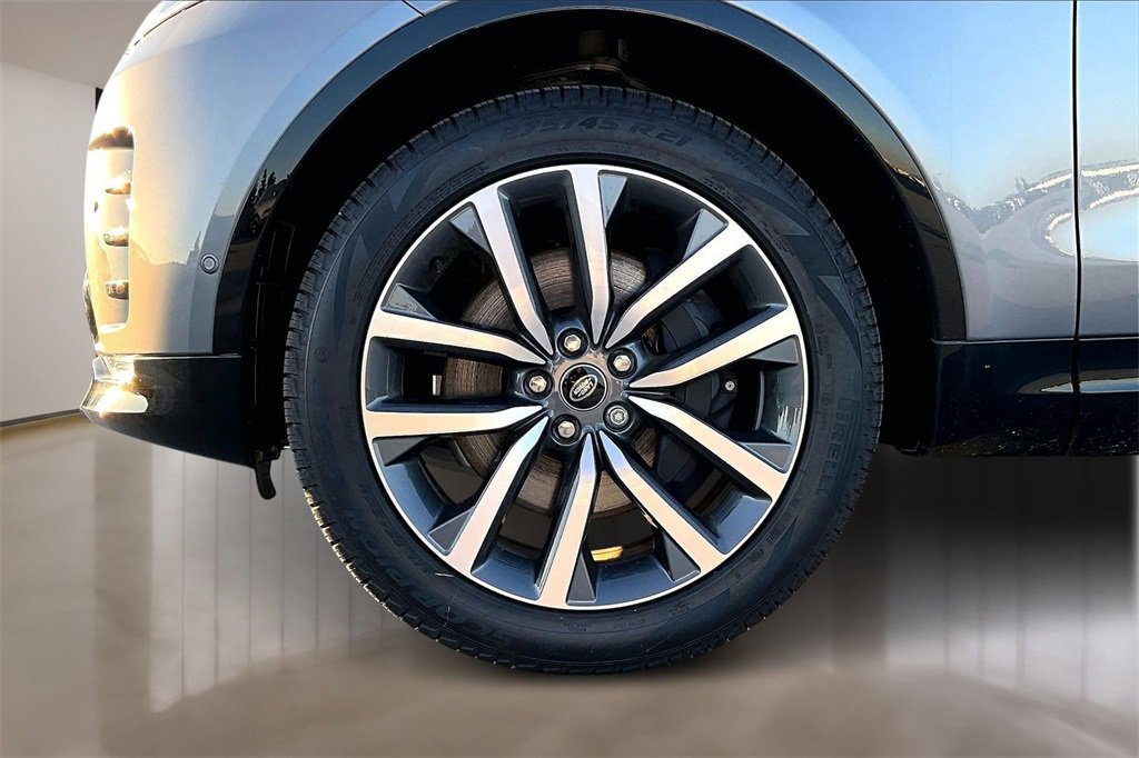 New 2025 Land Rover Discovery Dynamic SE image 13