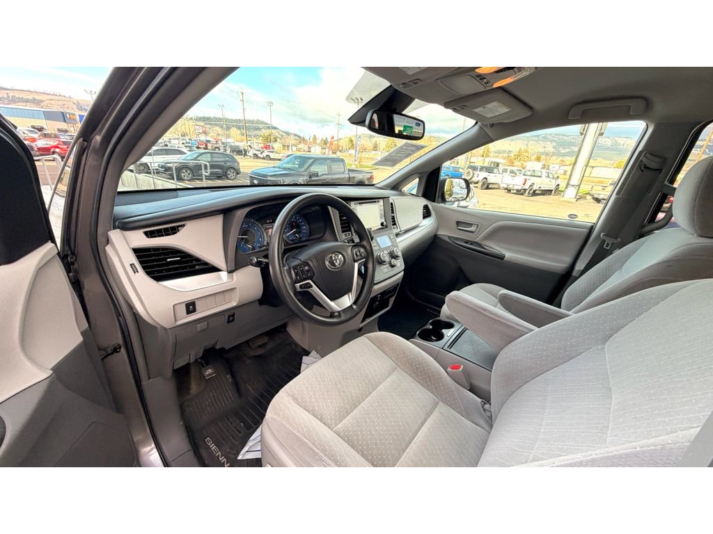 Used 2018 Toyota Sienna LE image 22