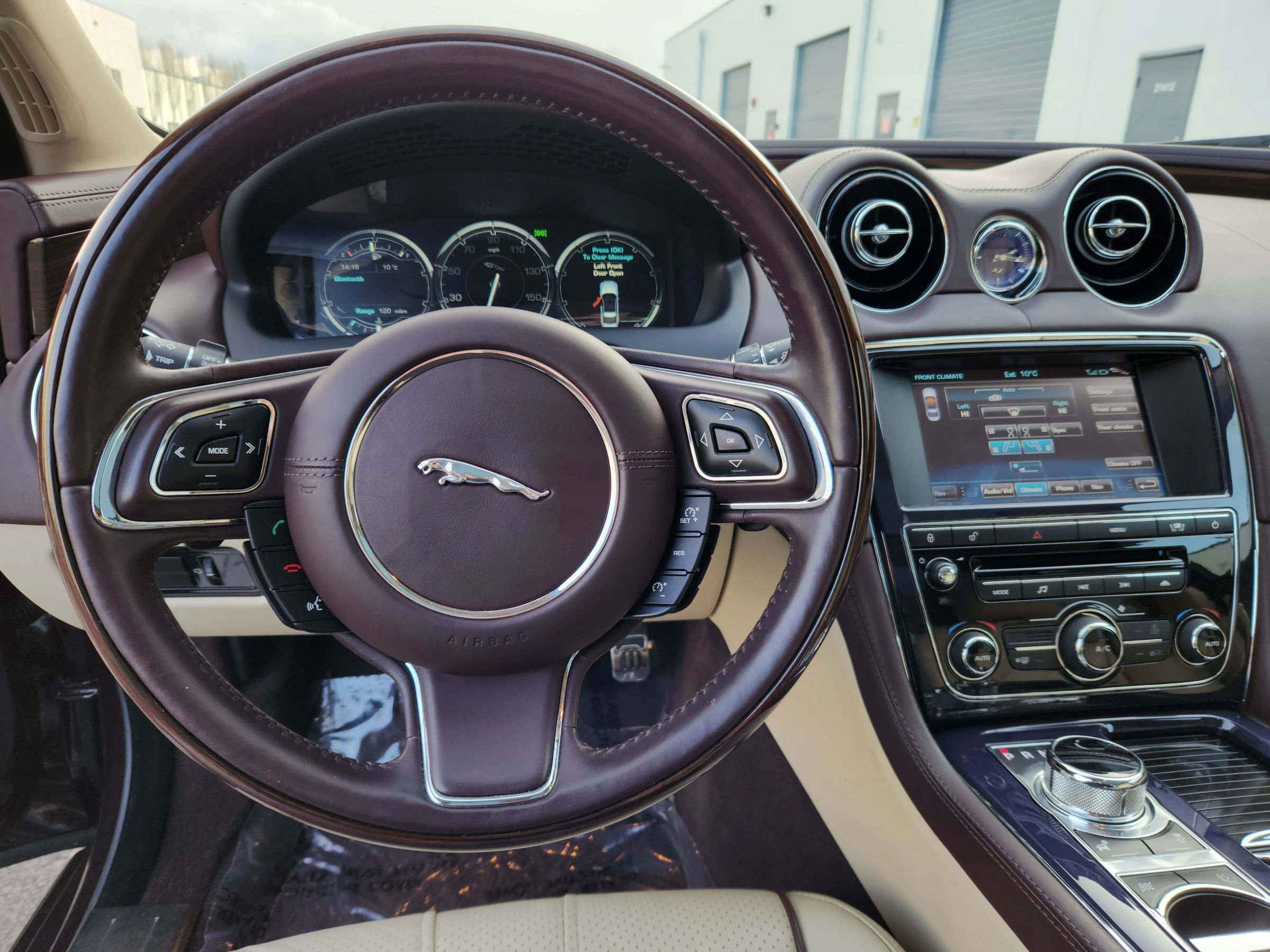 Used 2011 Jaguar XJ L Supersport RWD image 10