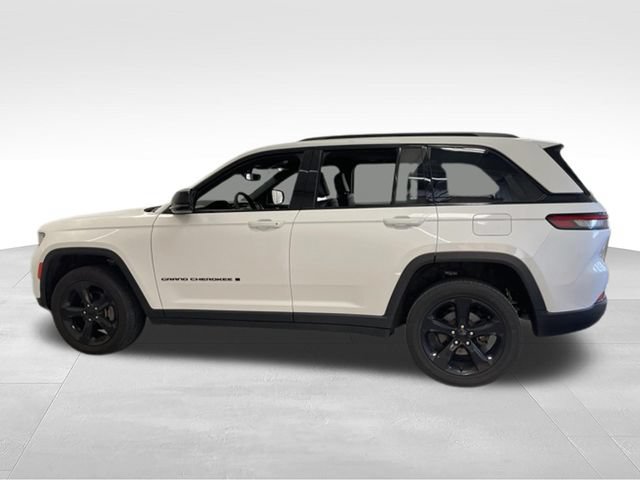 Used 2023 Jeep Grand Cherokee Altitude AWD/4WD image 4