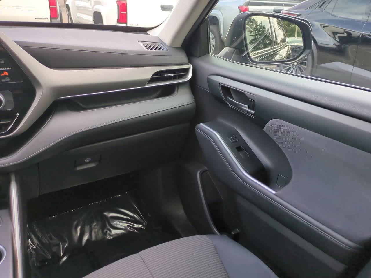 Certified 2021 Toyota Highlander L FWD image 17