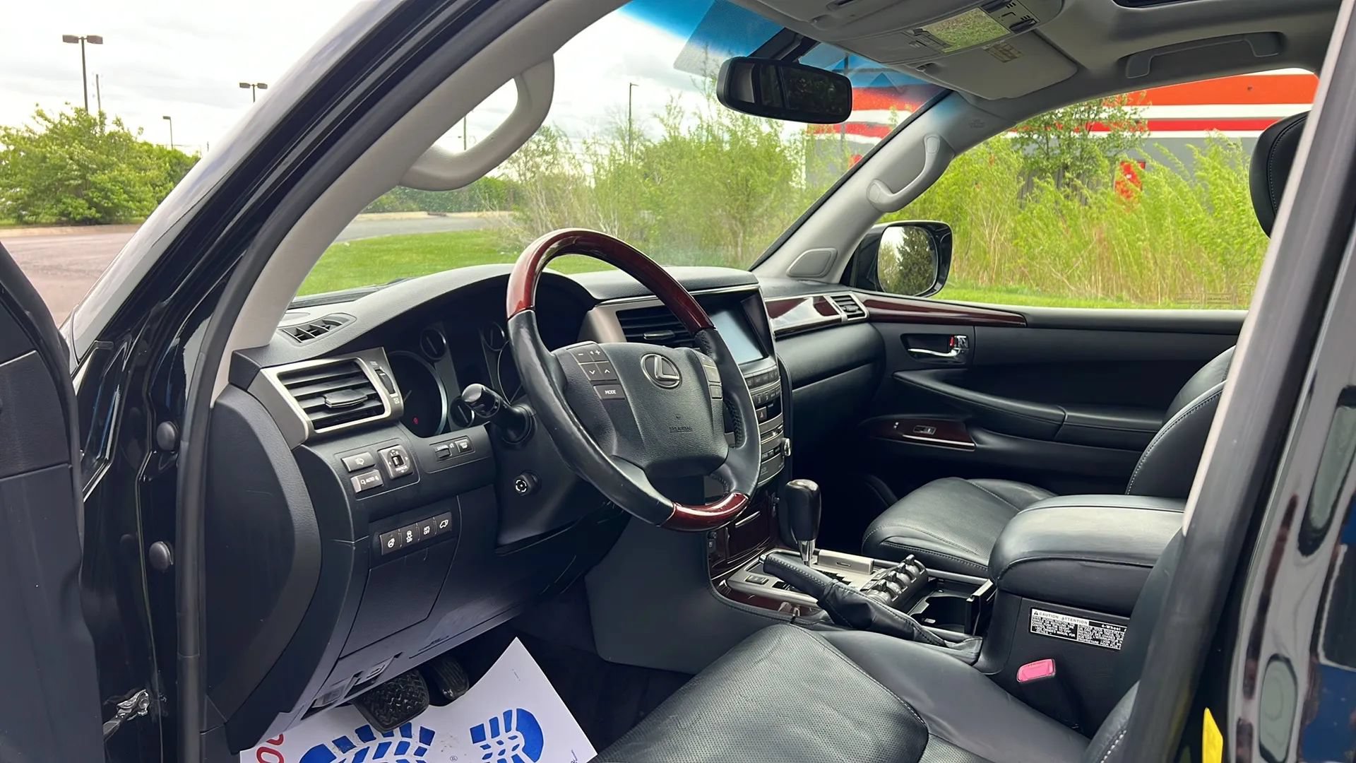 Used 2013 Lexus LX 570 4WD w/ Luxury Pkg image 9
