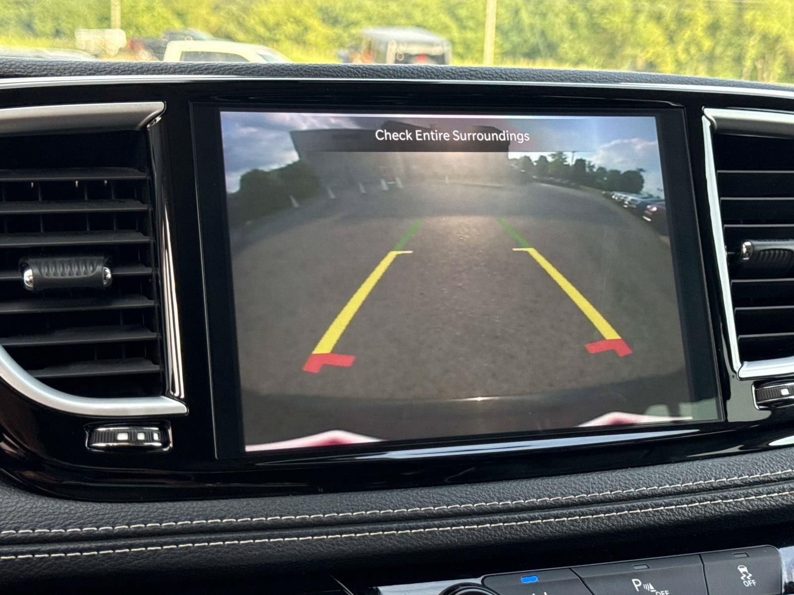 Used 2023 Chrysler Pacifica Limited FWD image 25