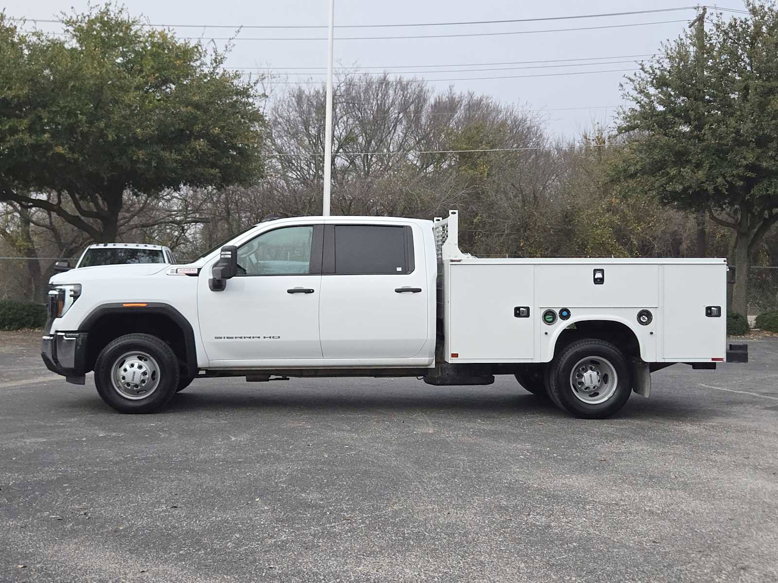 Used 2024 GMC Sierra 3500 Pro w/ Convenience Package image 4