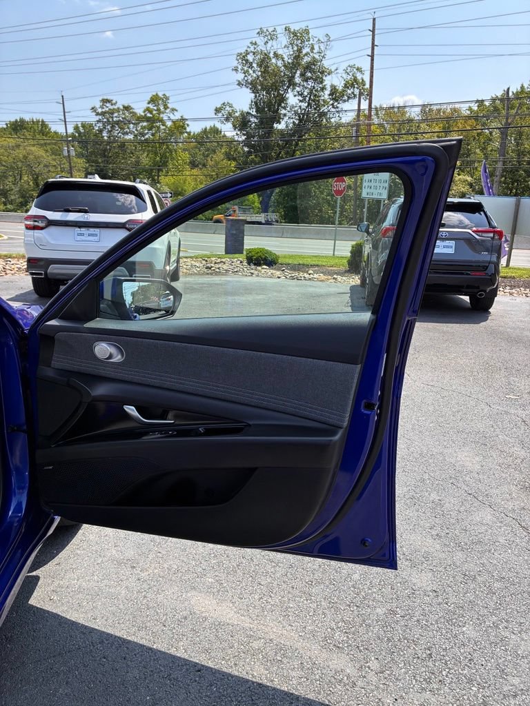 Used 2023 Hyundai Elantra Limited FWD image 43