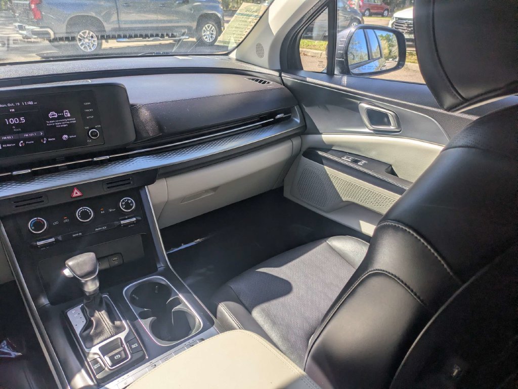 Used 2023 Kia Carnival LX FWD image 16