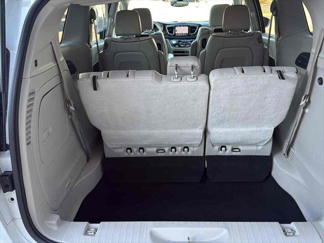 Used 2018 Chrysler Pacifica Limited image 36