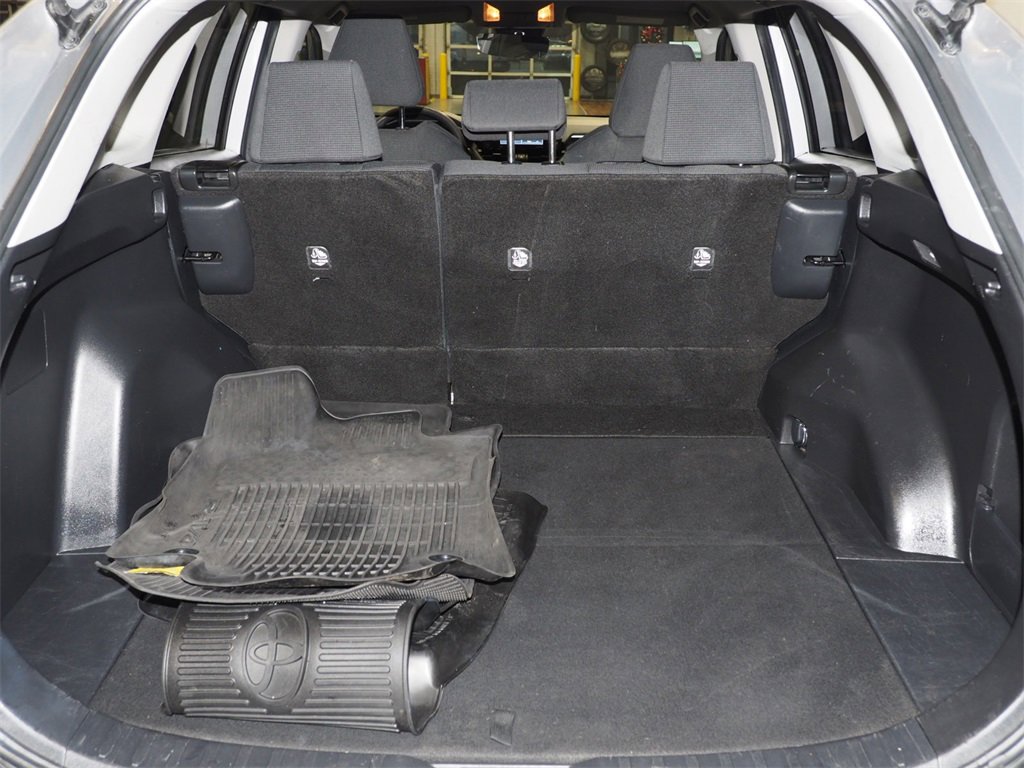 Used 2021 Toyota RAV4 LE image 11