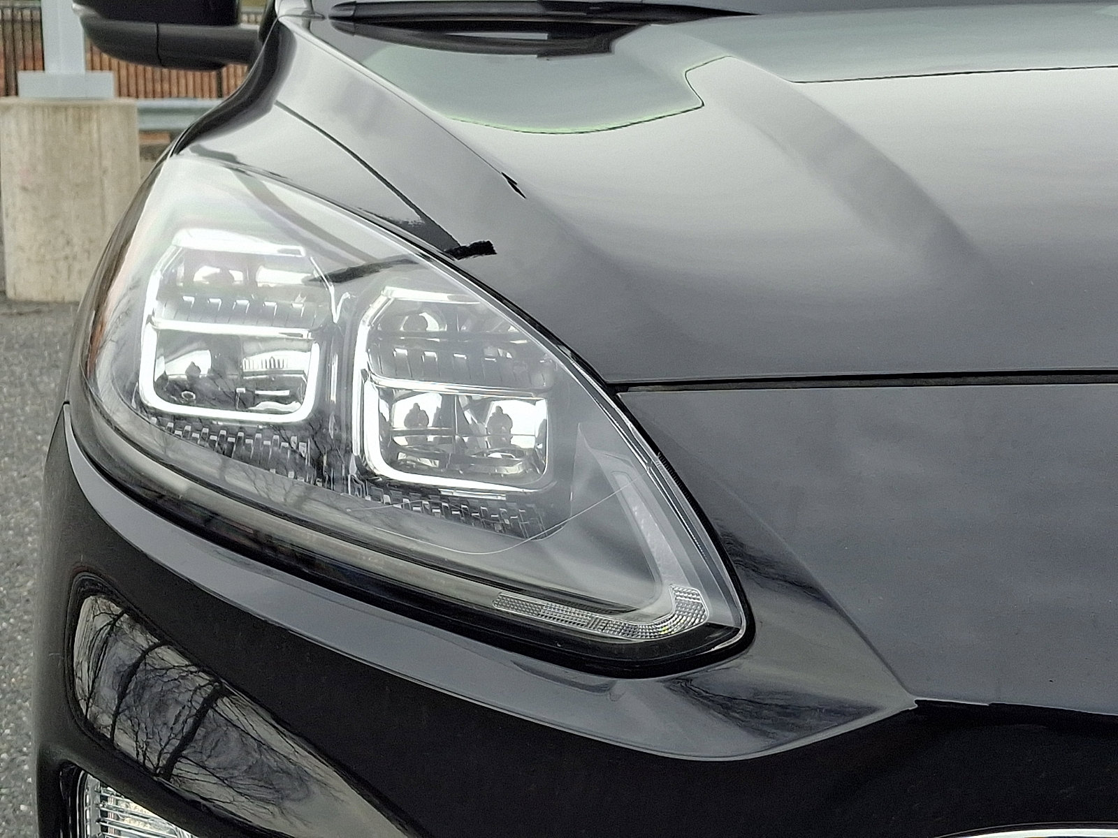 Used 2020 Ford Escape Titanium image 9