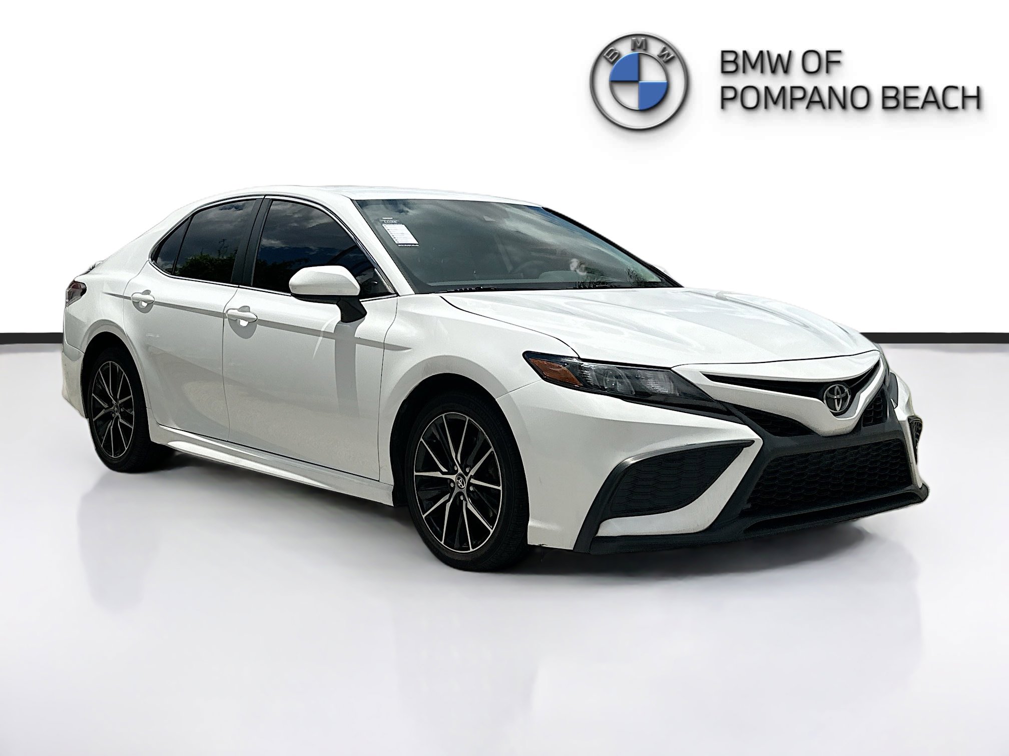 Used 2021 Toyota Camry SE FWD image 1