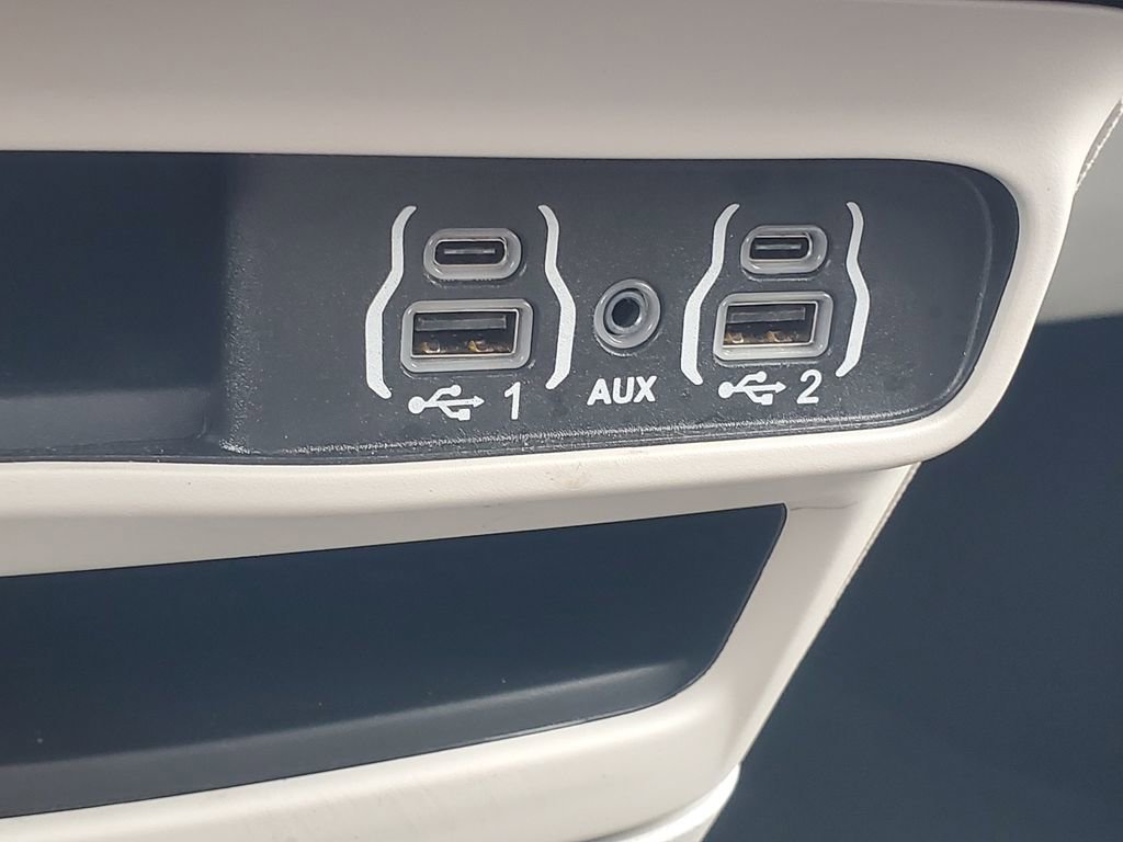 Used 2024 Chrysler Pacifica Touring-L image 29