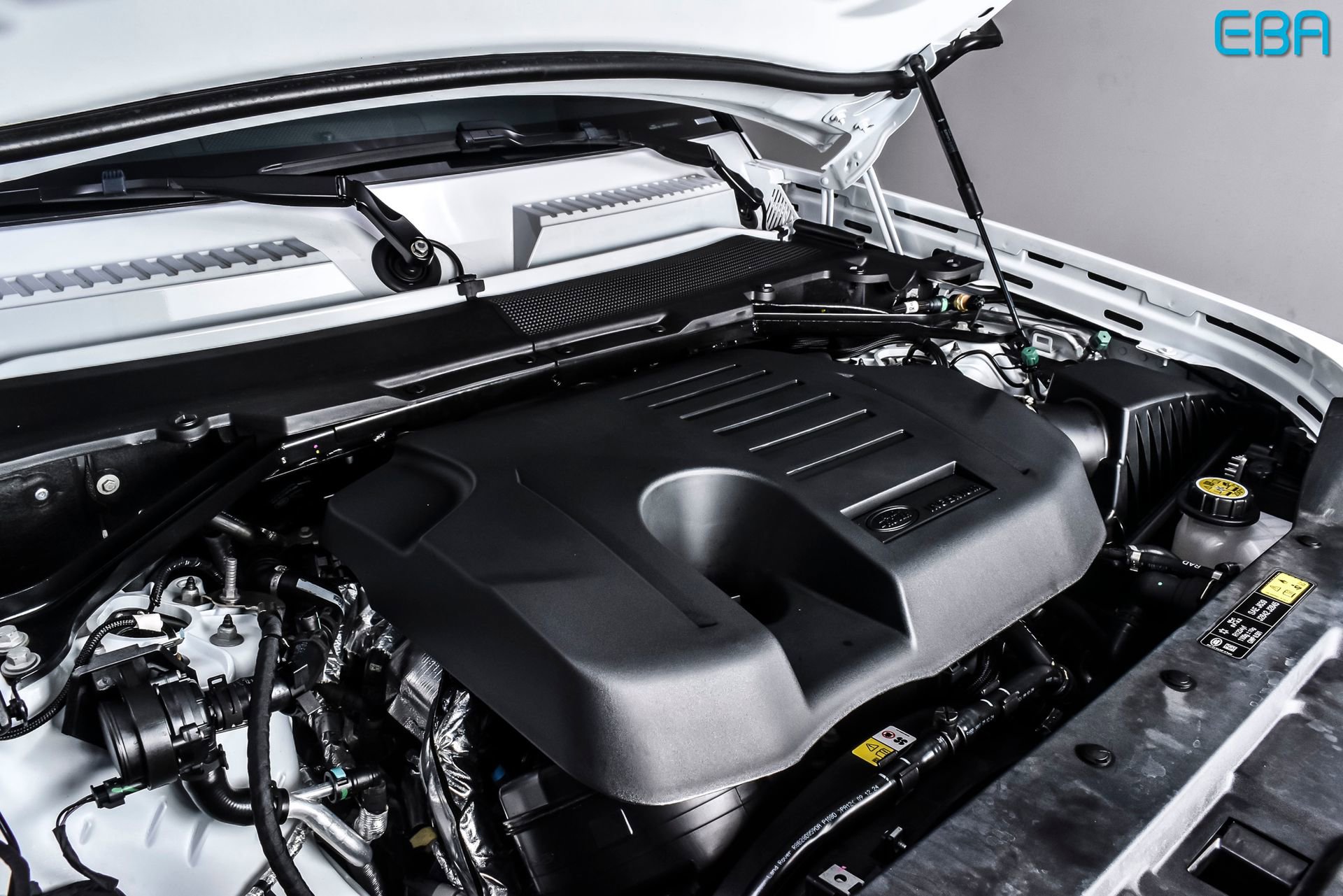 Used 2025 Land Rover Defender 130 X-Dynamic SE image 13