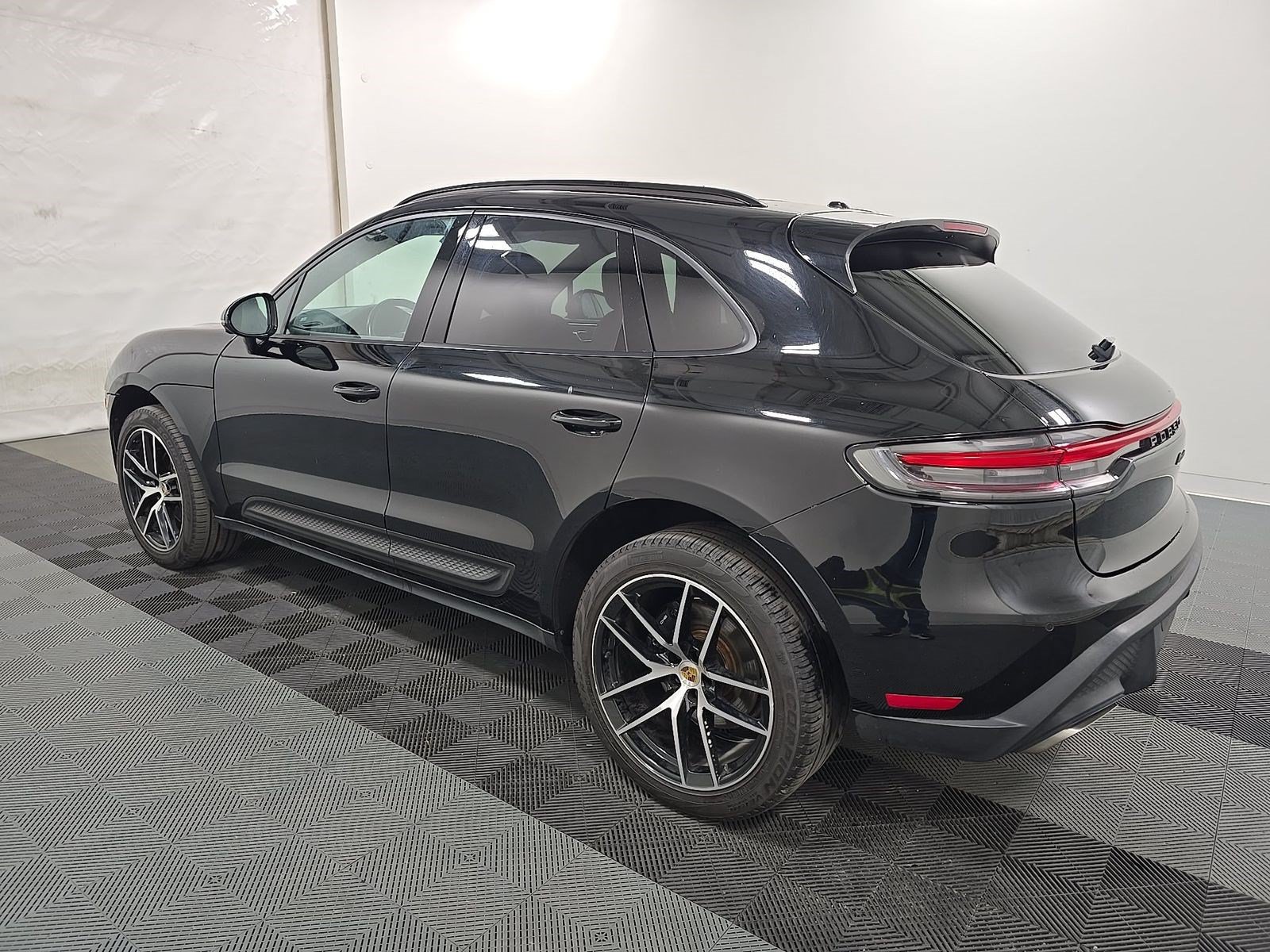 Used 2022 Porsche Macan w/ Premium Package Plus AWD/4WD image 8