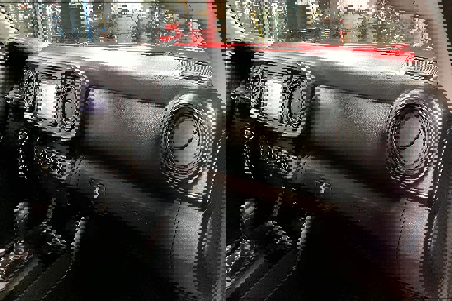 Used 2018 Toyota Tacoma SR w/ SR Convenience Package image 17