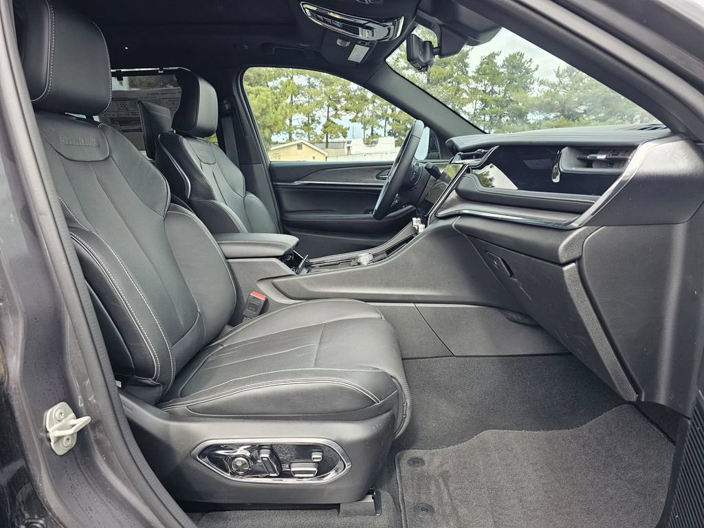 New 2023 Jeep Grand Cherokee Overland w/ Advanced Protech Group III AWD/4WD image 15