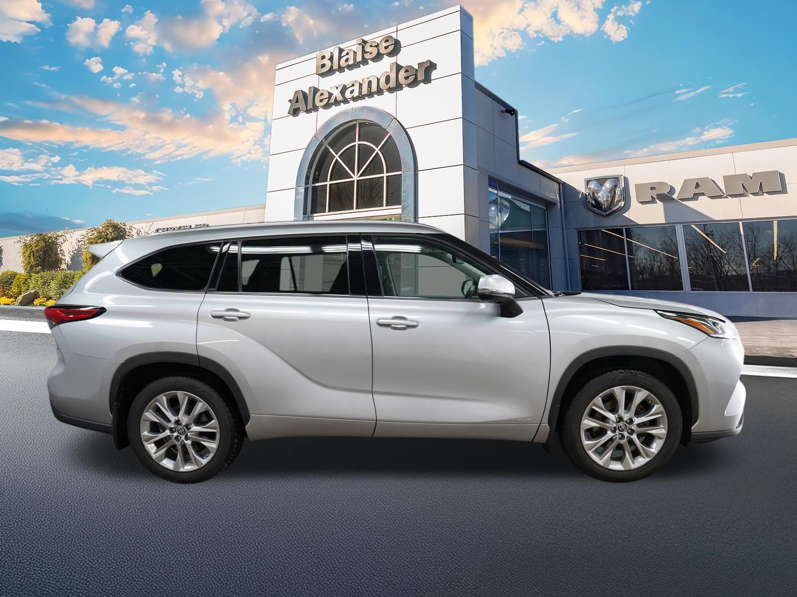 Used 2022 Toyota Highlander Limited AWD/4WD image 2