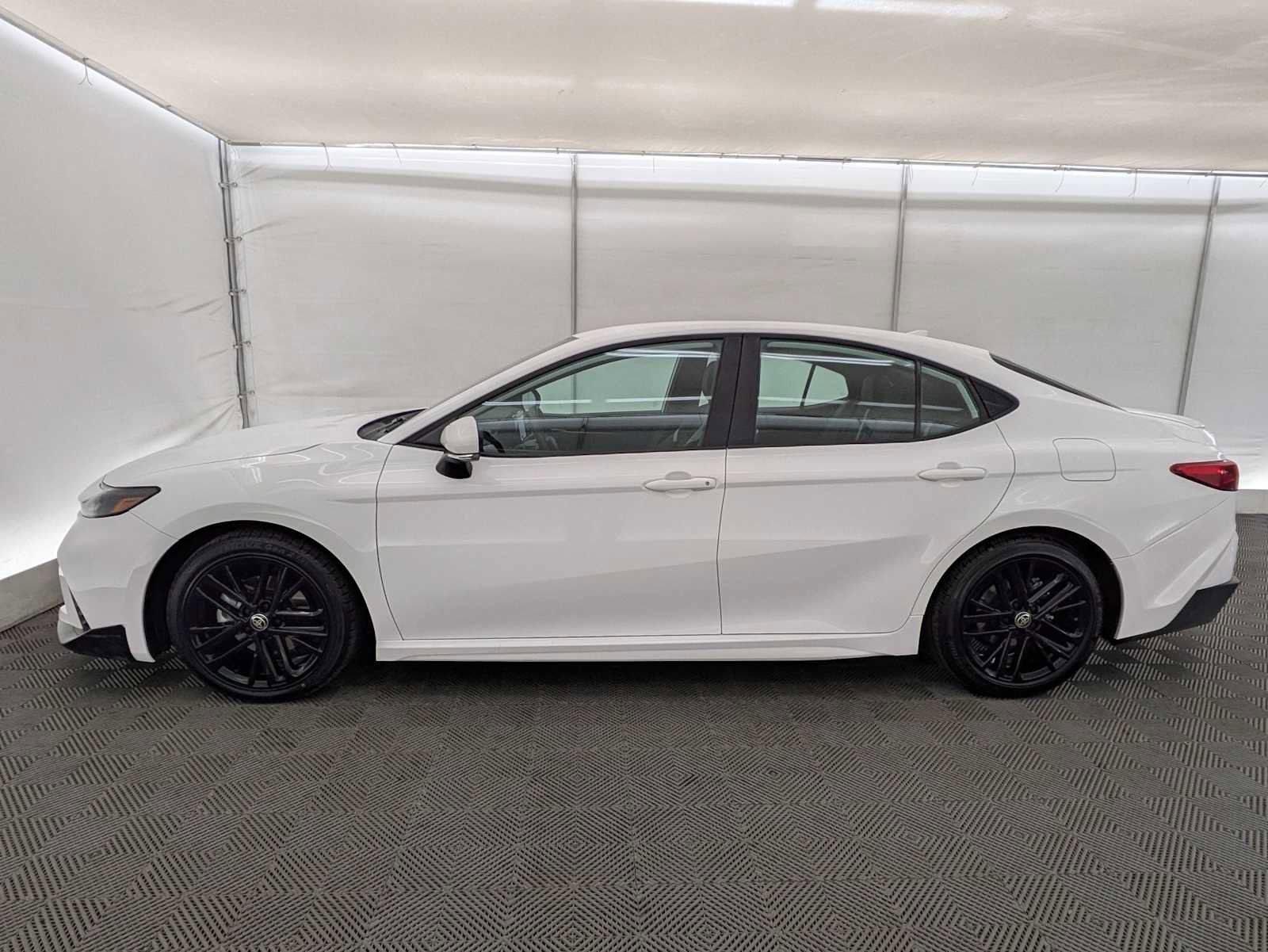 Used 2025 Toyota Camry SE image 3