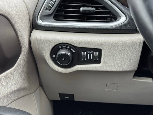 Used 2018 Chrysler Pacifica Touring-L Plus image 35