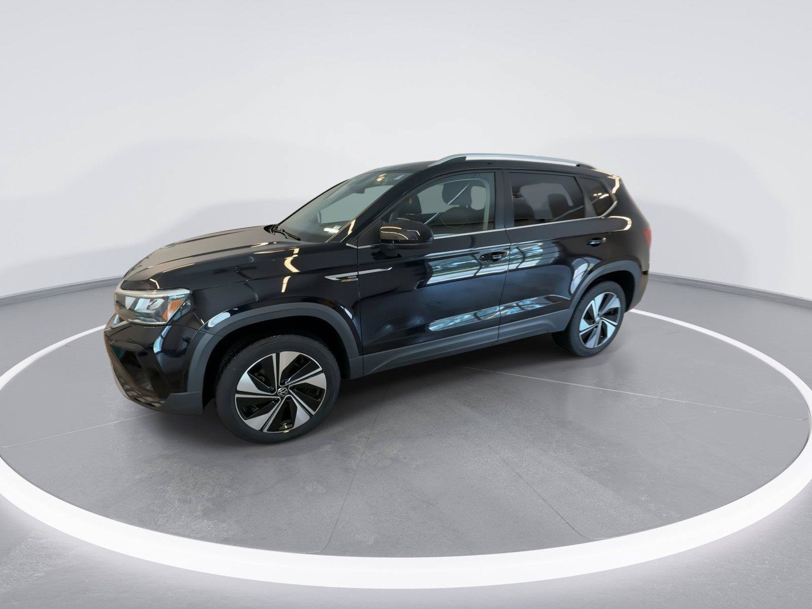 Used 2024 Volkswagen Taos SE w/ Panoramic Sunroof Package AWD/4WD image 5