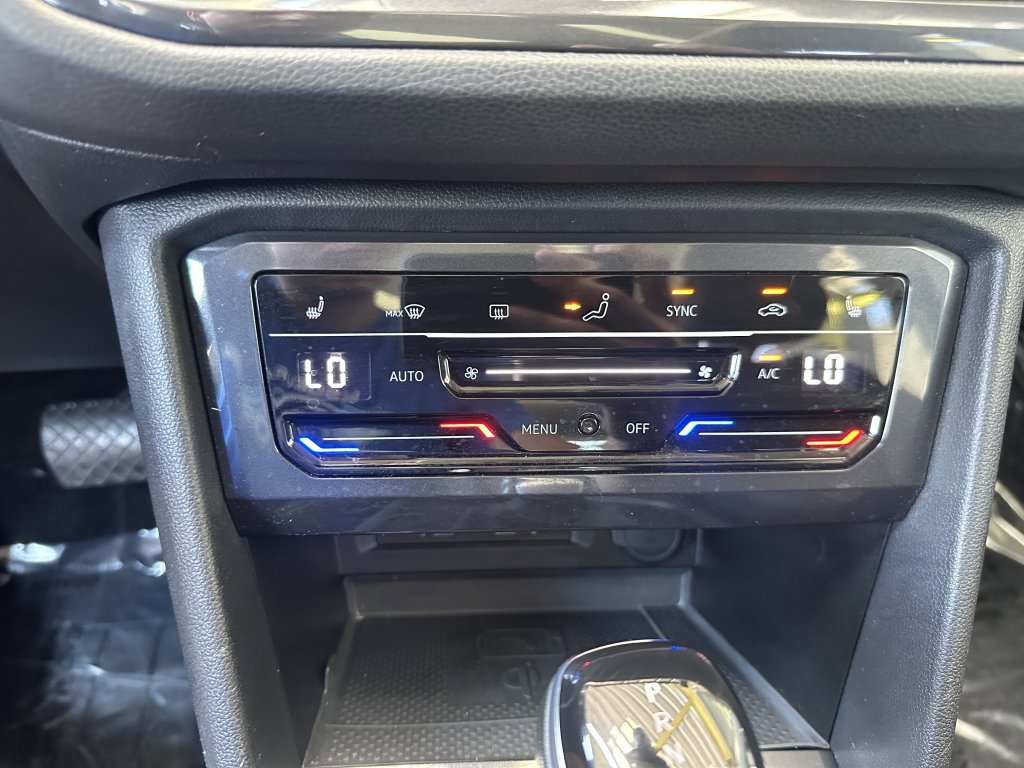 Used 2022 Volkswagen Tiguan SE w/ Panoramic Sunroof Package image 25