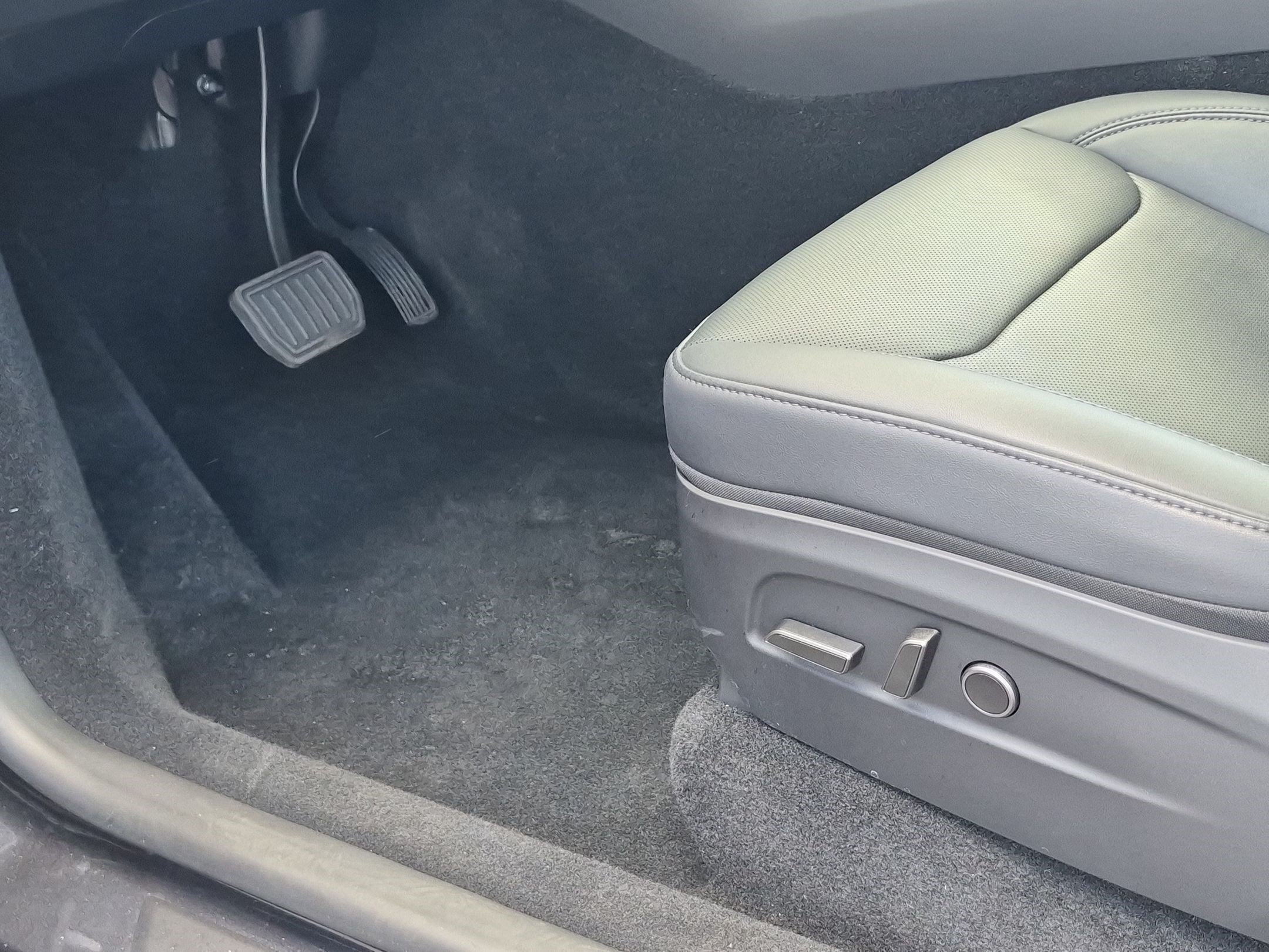 Used 2026 Tesla Model Y Long Range RWD image 17