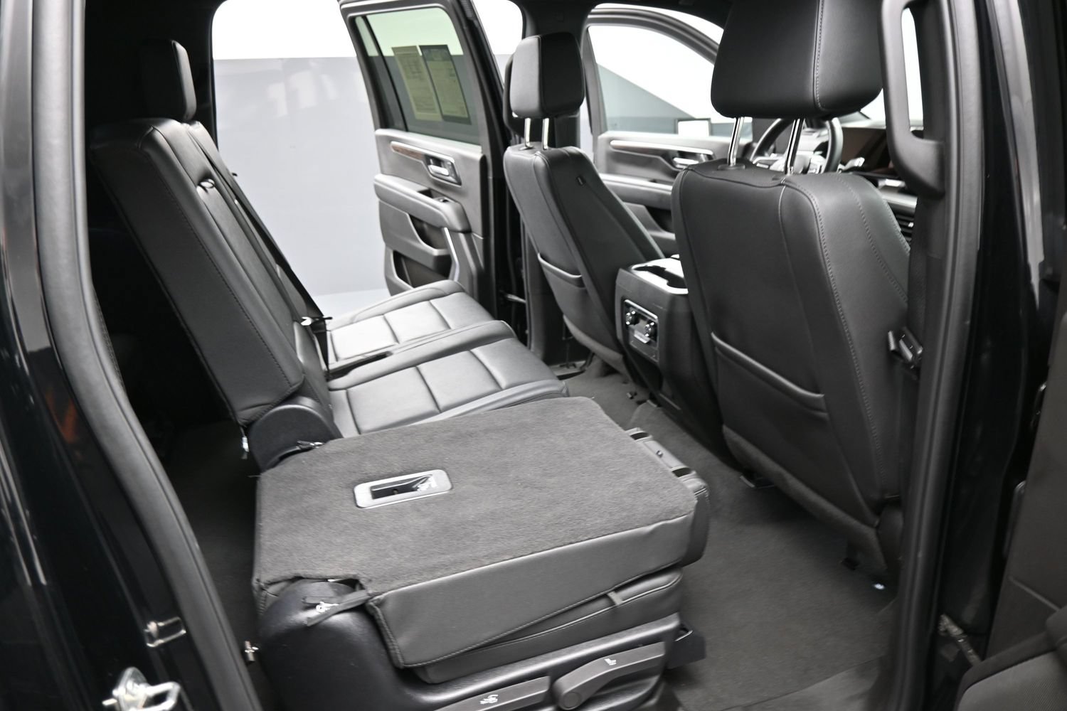 Used 2025 Chevrolet Suburban Z71 AWD/4WD image 19