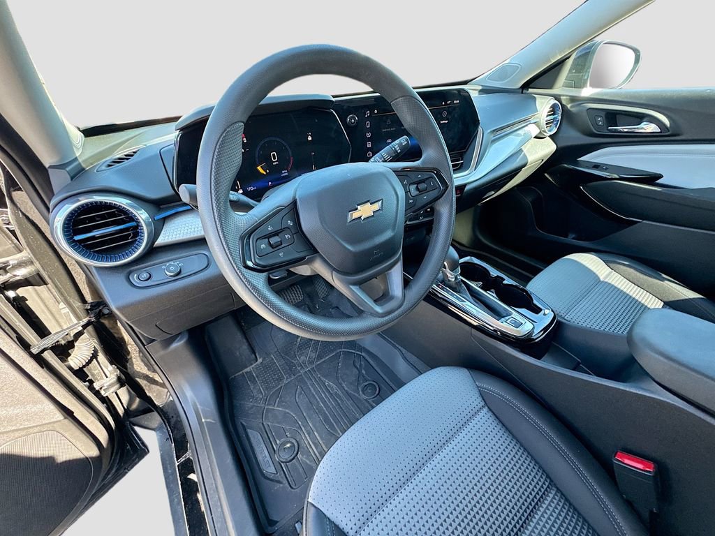 Used 2025 Chevrolet Trax LT image 9