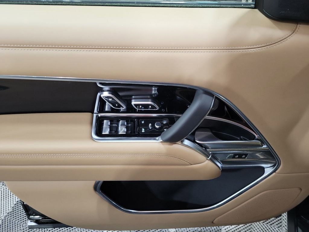 New 2025 Land Rover Range Rover Long Wheelbase SE image 14