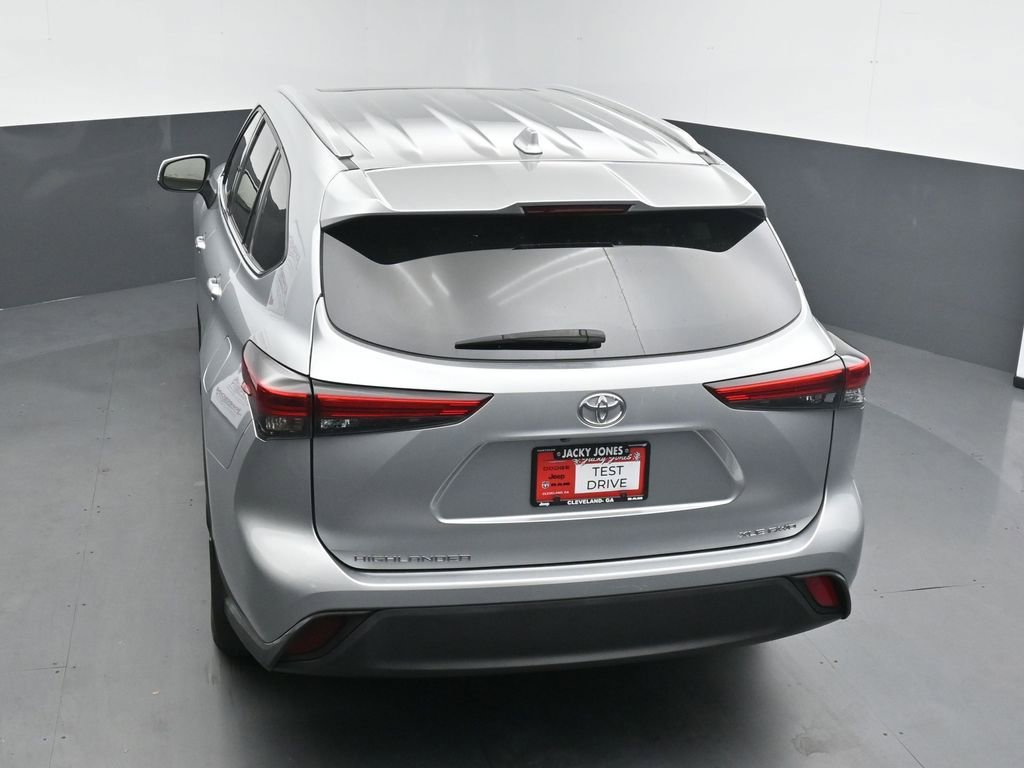 Used 2022 Toyota Highlander XLE AWD/4WD image 32