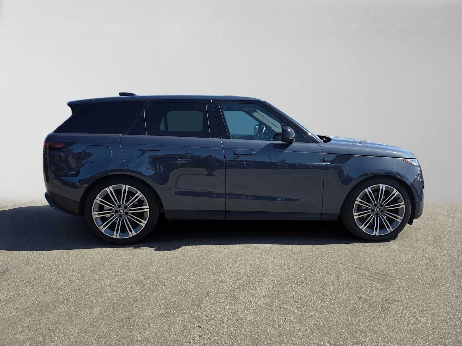 Used 2025 Land Rover Range Rover Sport SE AWD/4WD image 6