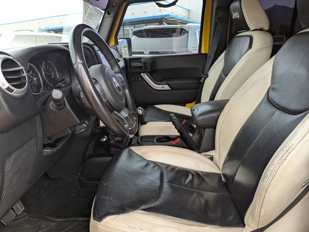 Used 2015 Jeep Wrangler Unlimited Sahara w/ Connectivity Group AWD/4WD image 24