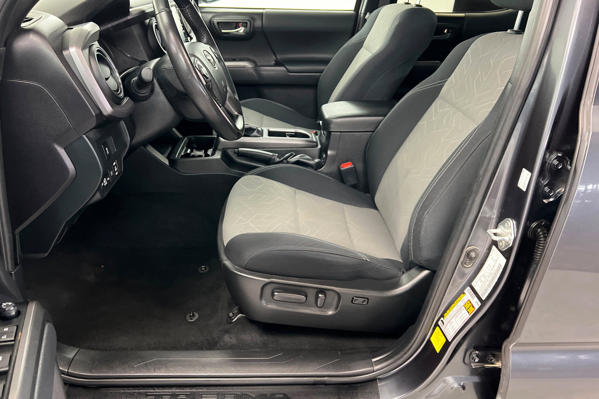 Used 2023 Toyota Tacoma TRD Off-Road image 18