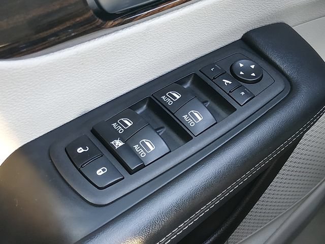 Used 2023 Chrysler Pacifica Limited FWD image 25