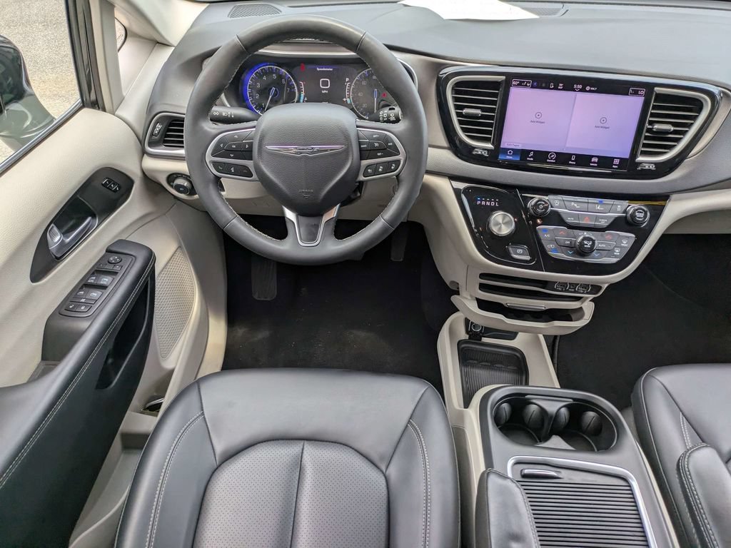 Used 2024 Chrysler Pacifica Touring-L FWD image 17