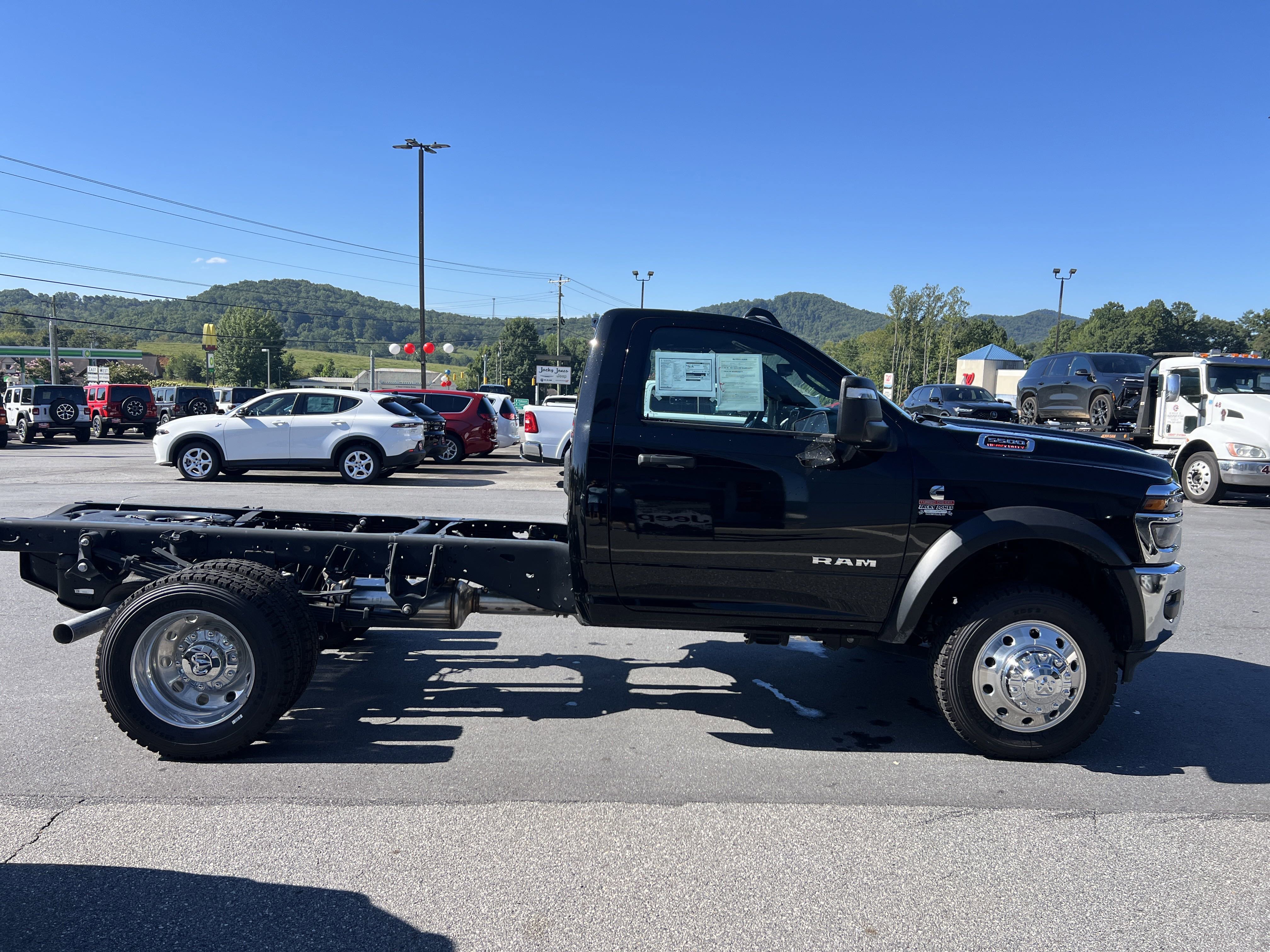 Used 2025 RAM 5500 4x4 Regular Cab image 4