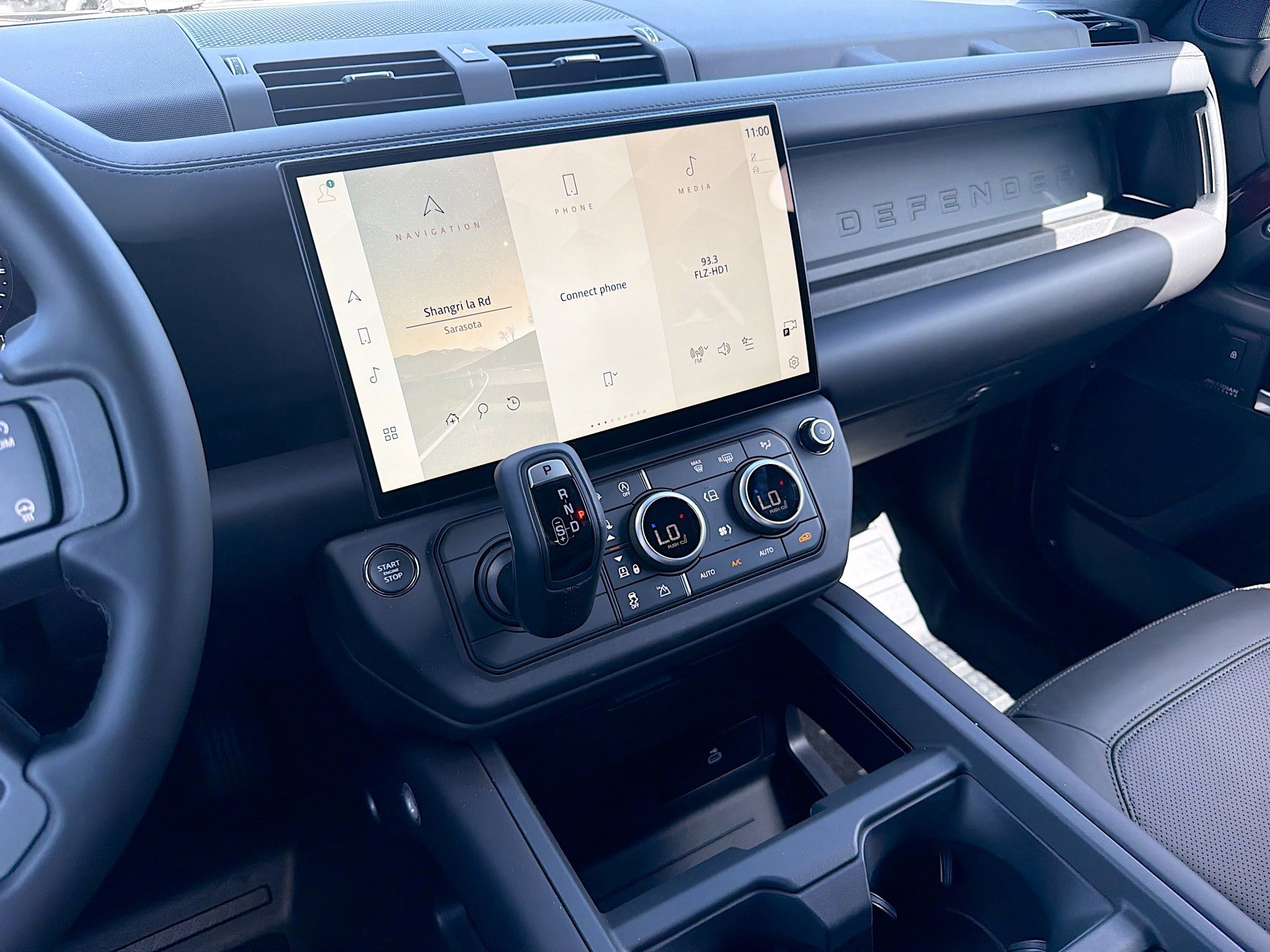 New 2026 Land Rover Defender 130 X-Dynamic SE AWD/4WD image 29