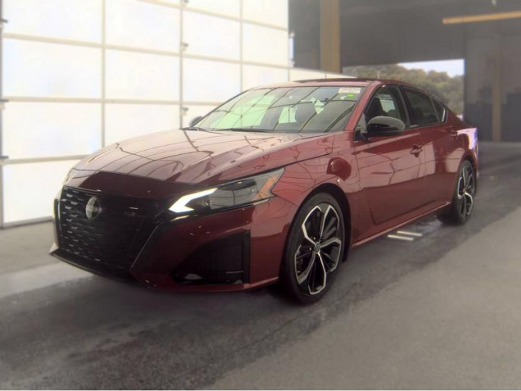 Used 2023 Nissan Altima 2.5 SR FWD image 2