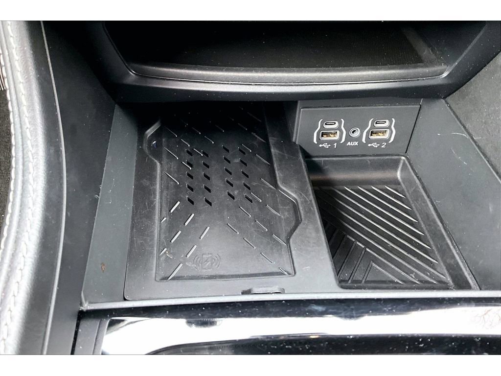 Used 2025 Chrysler Pacifica Limited image 29