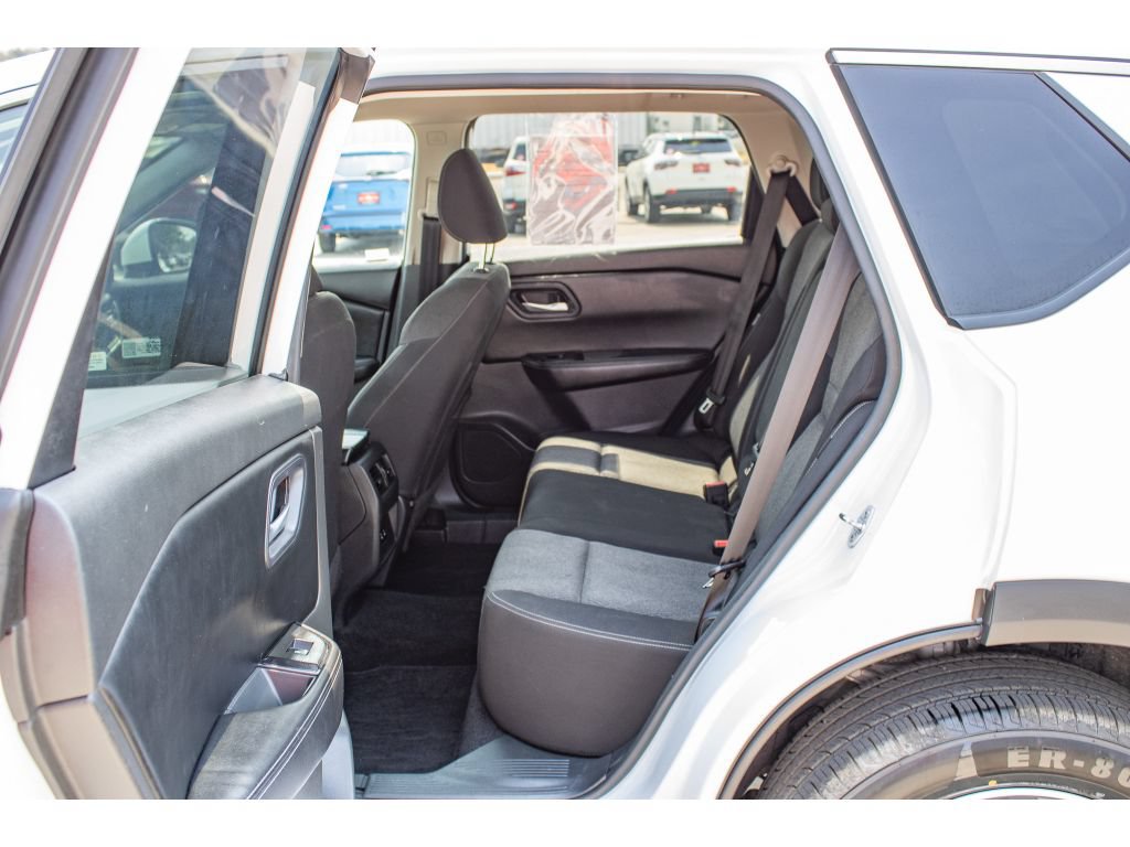 Used 2024 Nissan Rogue SV AWD/4WD image 16